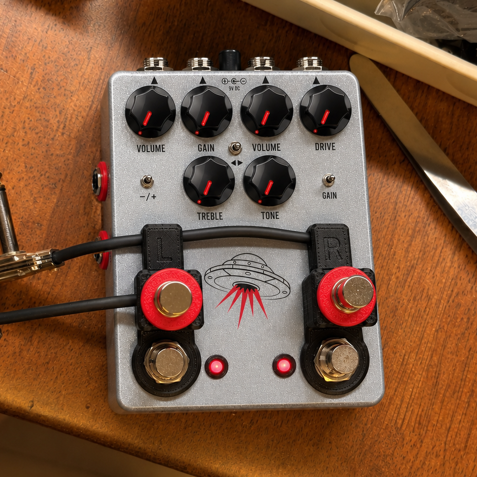 Cltchworks JS-2 on a JHS Wanderer: one switch over each side, L for the NOTAKLÖN +/- toggle and R for the Morning Glory Gain toggle